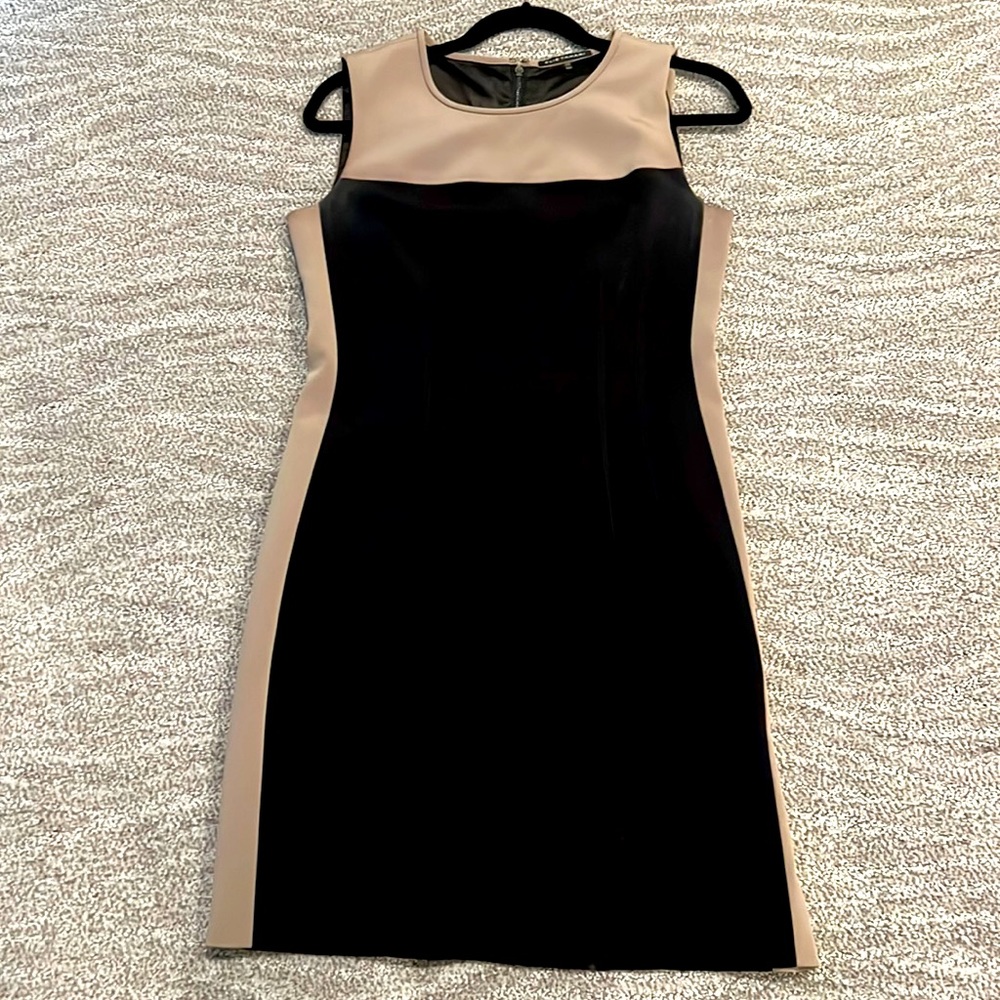 Elie Tahari sleeveless sheath dress. Black and tan. Size 6. Zippered back.